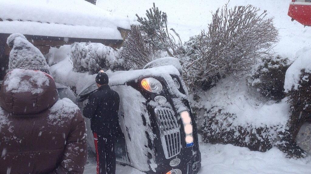 Trotz Schneeketten kam der Lenker mit seinem Fahrzeug vom Güterweg ab.