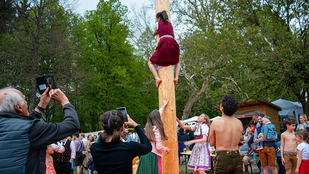 Maibaumaufstellen in Aigen