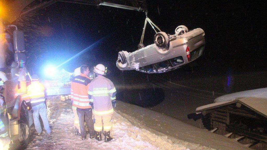 Pkw stürzt 25 Meter ab