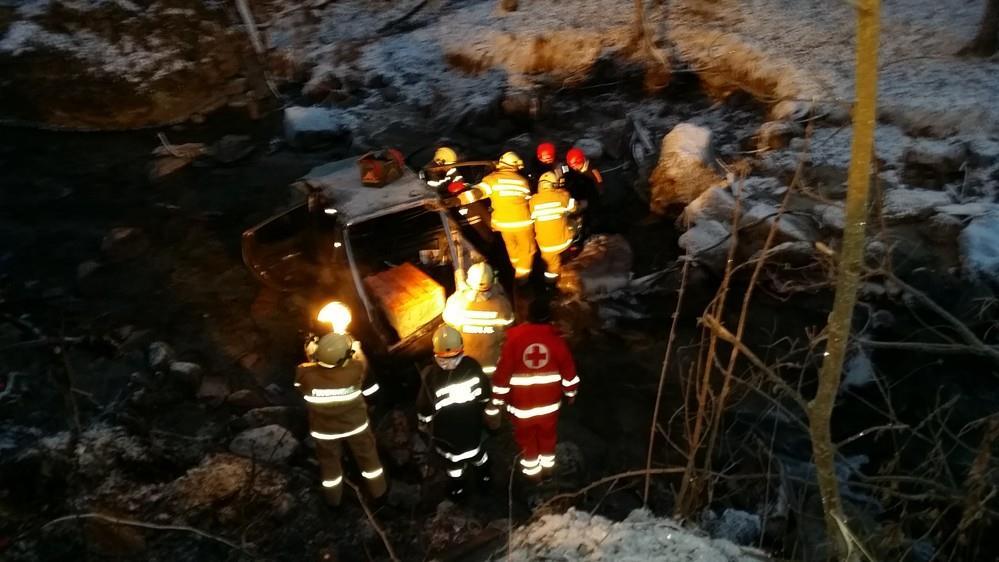 Unfall auf L219: Pkw in Bachbett