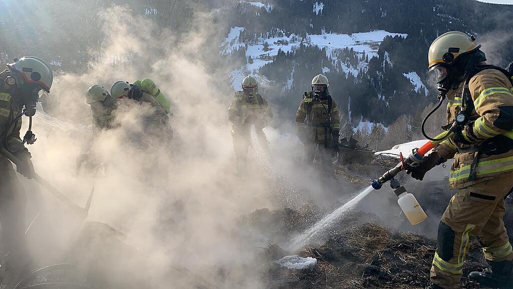 Tamsweg: Strohhaufen in Brand
