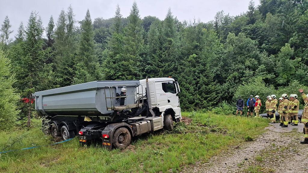 Lkw landet in Thalgau in Straßengraben