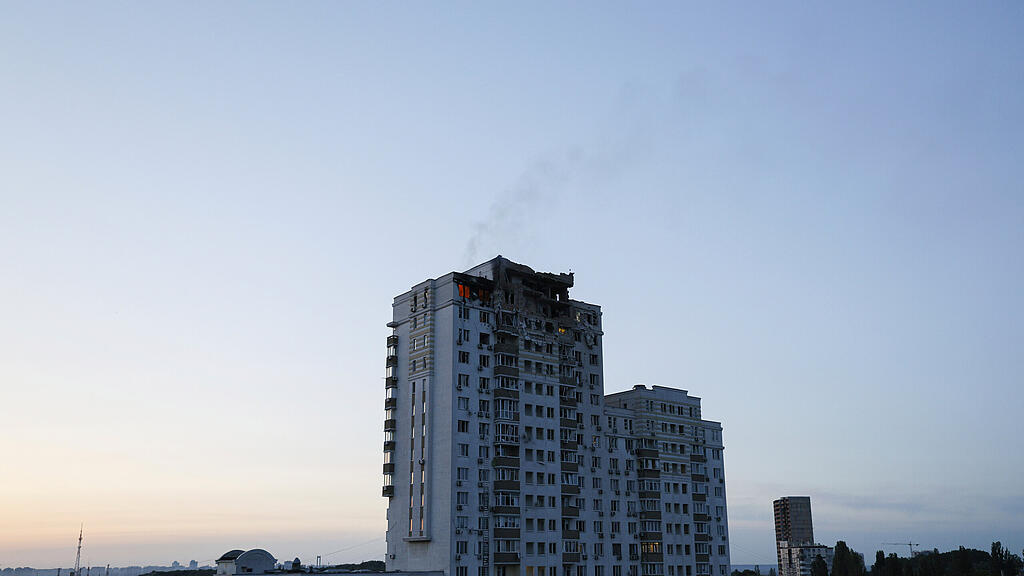 Angriffe auf Kiew: Brand in Hochhaus