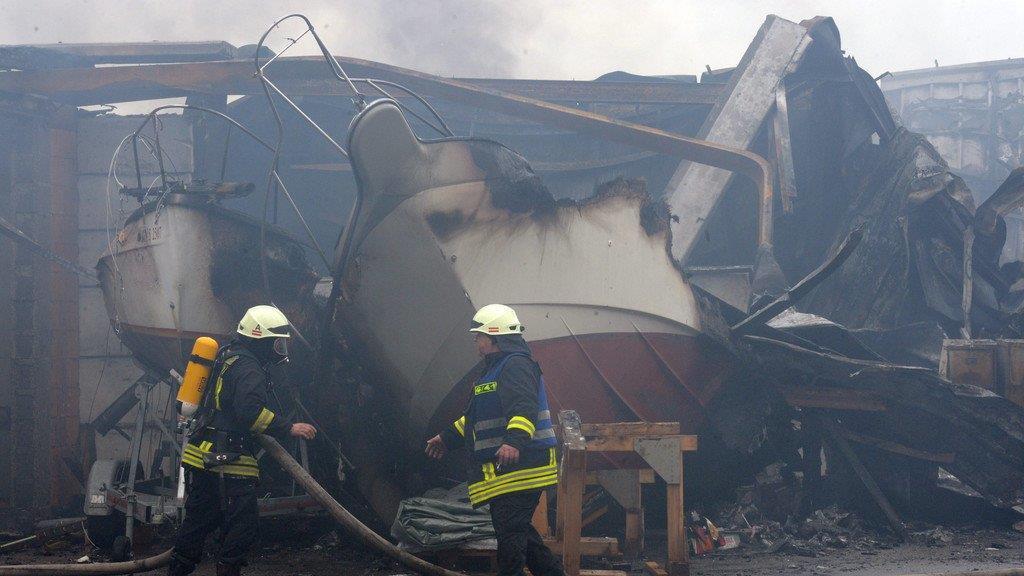 Konstanz: Brand in Bootslagerhallen richtet Millionenschaden an