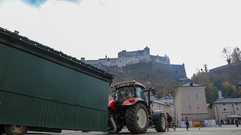 Aufbau Christkindlmarkt II