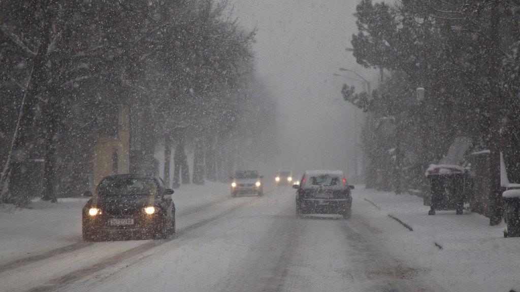 Schnee sorgt für Unfälle und Verkehrschaos: Schneefahrbahn in der Stadt Salzburg