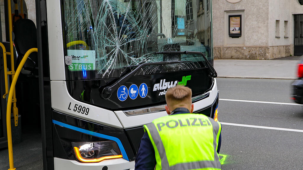 Crash zwischen Albus und Motorrad in Schwarzstraße: Drei Verletzte