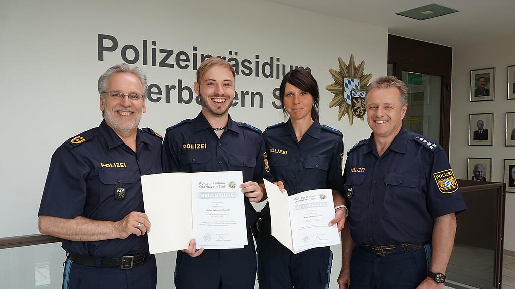 Die beiden Polizisten (Mitte) sind für ihre mutige Rettungsaktion ausgezeichnet worden.