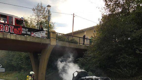 Auto brennt in Alpenstraße