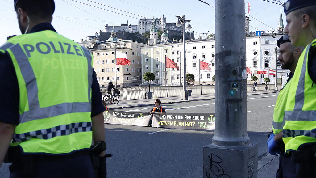 Klebe-Blockade auf Staatsbrücke