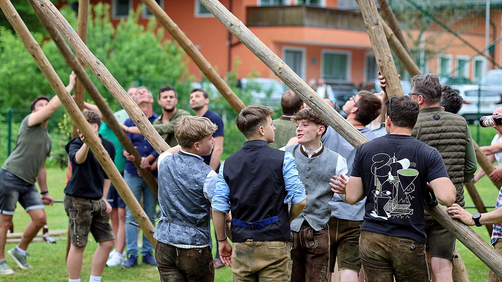 Maibaumaufstellen in St. Jakob am Thurn