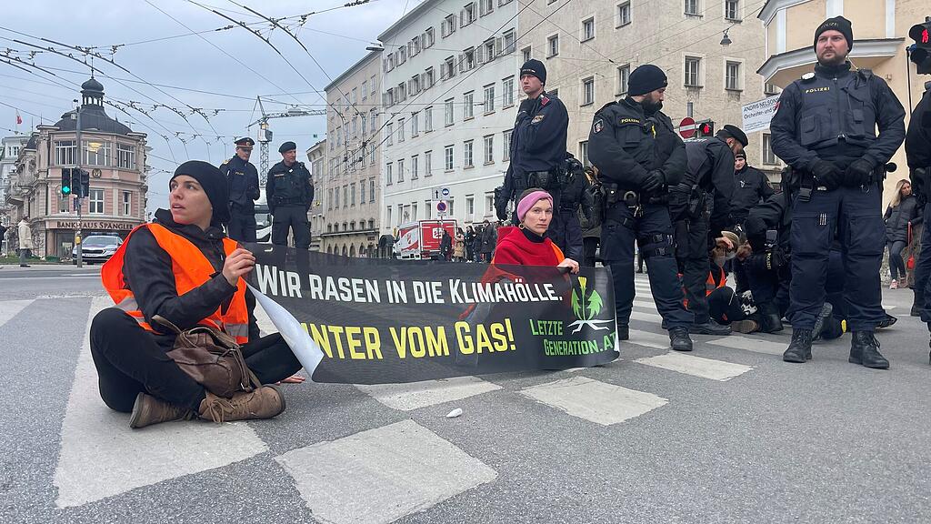 Letzte Generation: Klebe-Protest in Salzburg
