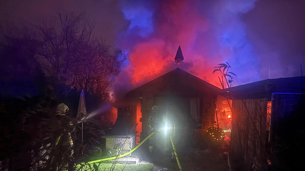 Brand zweier  Gartenhütten in Saalfeden