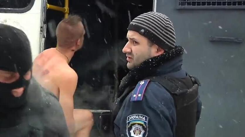 Ukraine: Nackter Demonstrant durch Spezialeinheit der Polizei misshandelt