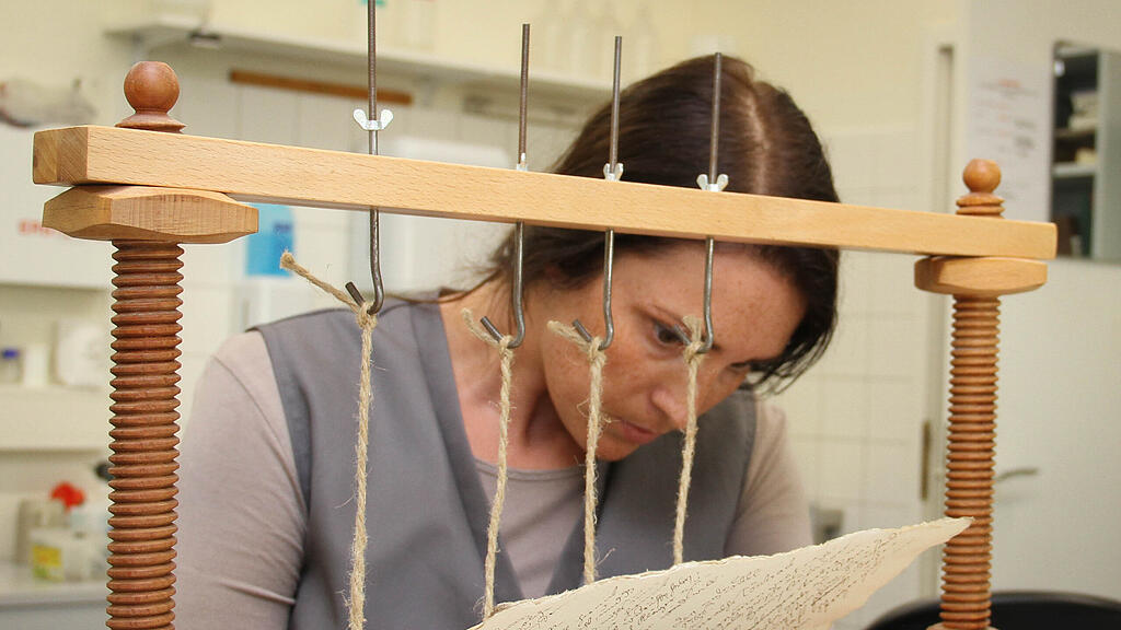 Sabrina Schaller bei der Arbeit an der Heftlade.