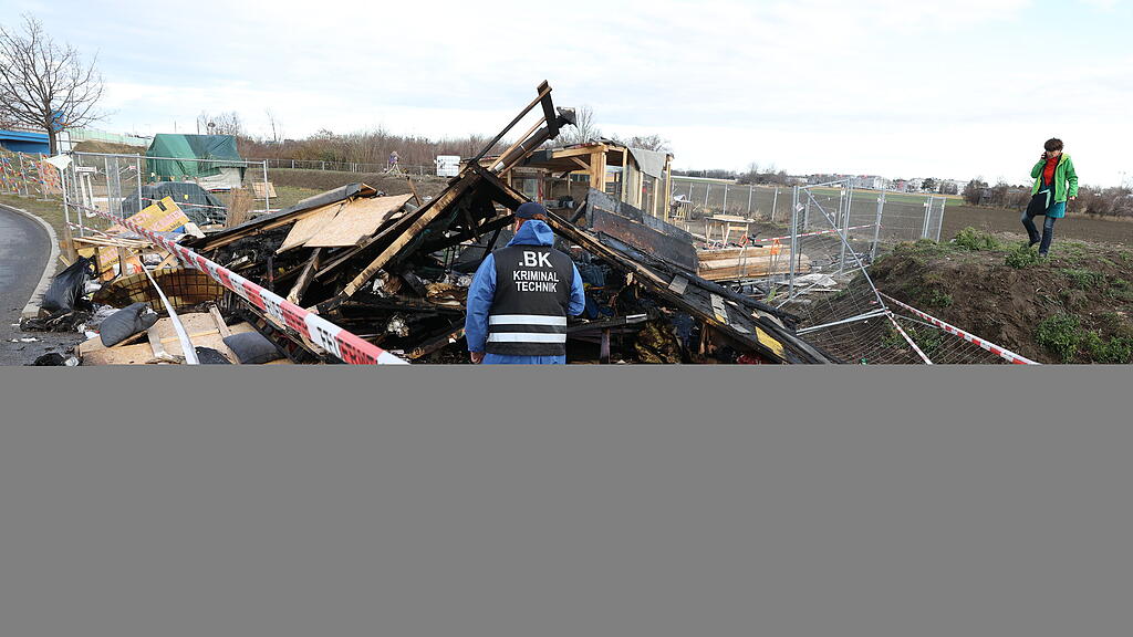 WIEN BRAND IM LOBAU-CAMP DER AKTIVISTEN VERFASSUNGSSCHUTZ ERMITTELT =.jpg