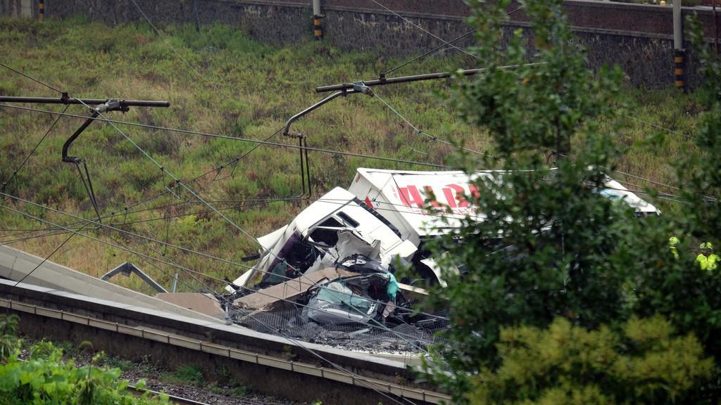 Autobahnbr\u00fccke st\u00fcrzt in Genua ein II