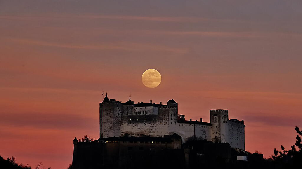 Erster Vollmond 2023 über Salzburg