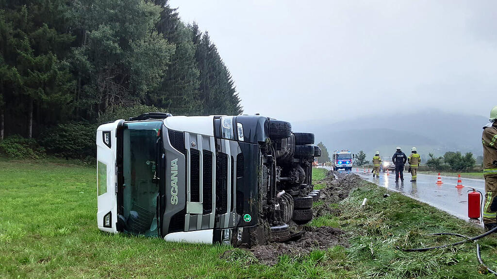 Tonnenschwerer Lkw kippt auf B96 in St. Margarethen im Lungau um