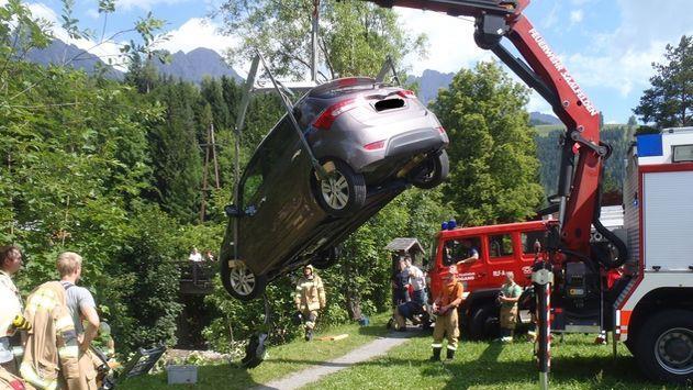 Pkw stürzt in Leogang in Bach