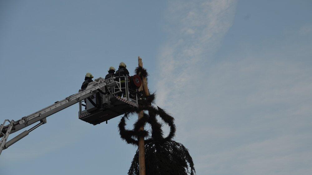 Die Feuerwehr musste den Wipfel des Maibaums komplett entfernen.