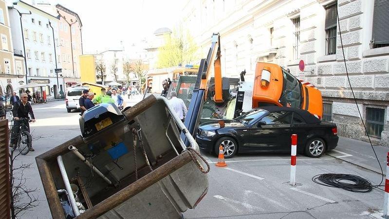 Hubsteiger kippt am Kajetanerplatz