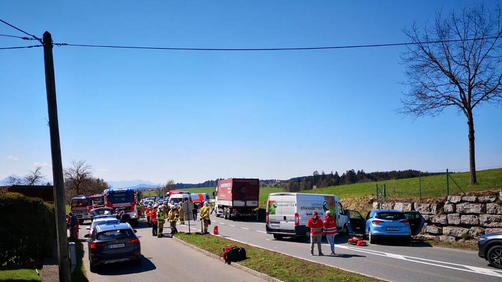 Sechs Verletzte bei Crash auf B1 in Eugendorf