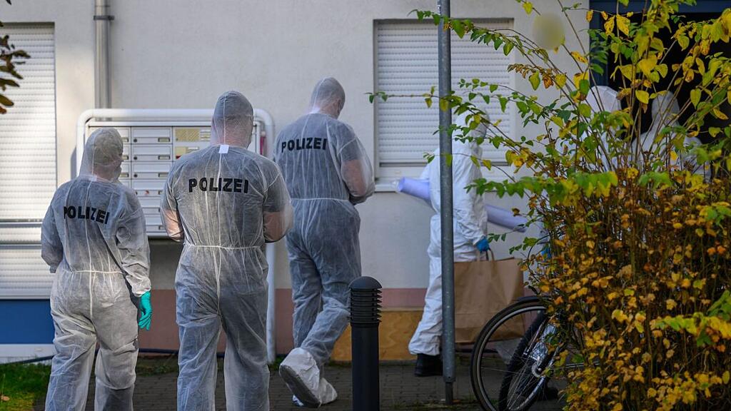 Tatortgruppe im Mehrfamilienhaus suchen nach Spuren