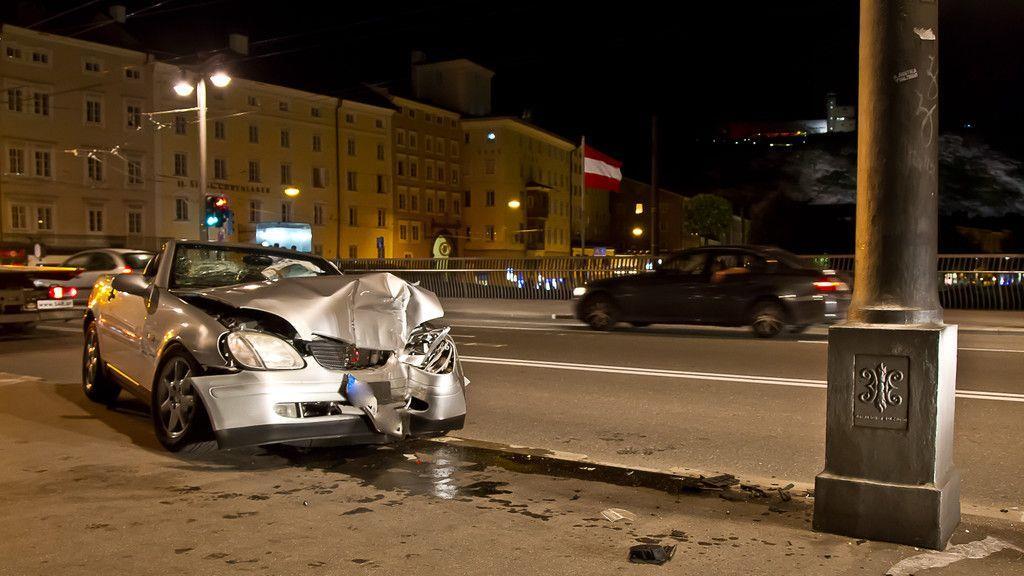 Mercedes knallt auf Staatsbrücke gegen Lichtmast