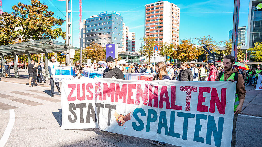 Demo "Zusammenhalten statt spalten" in der Stadt Salzburg