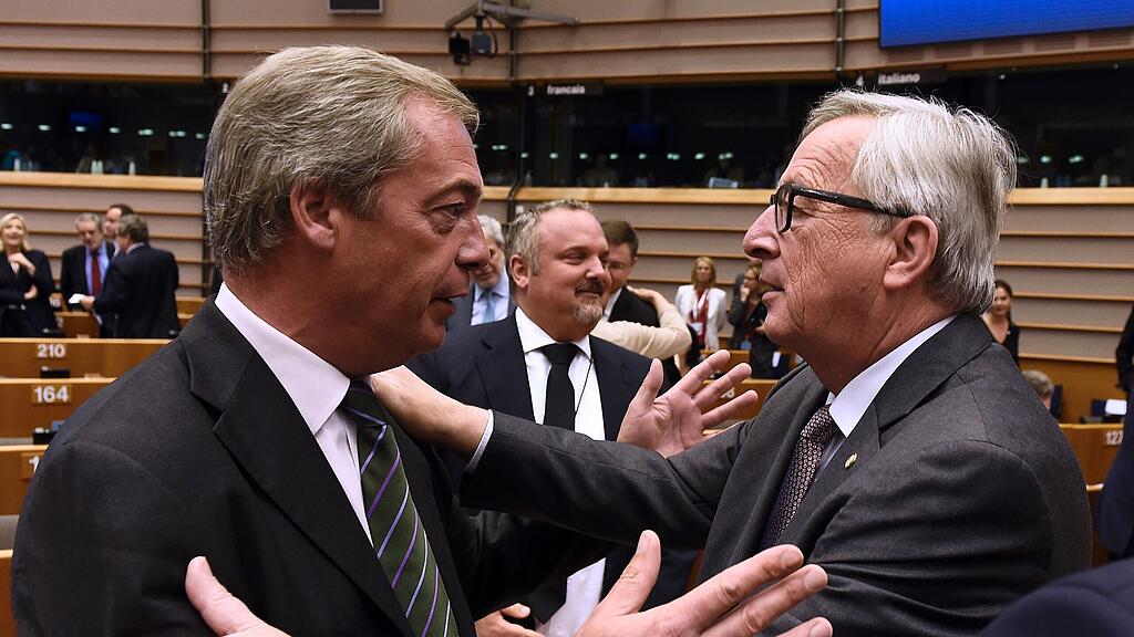 Farage (links) und Juncker hatten wenige freundliche Worte auszutauschen.
