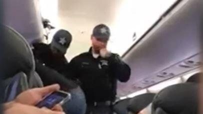 Der Mann wurde von Sicherheitskräften aus dem Flugzeug gezerrt.