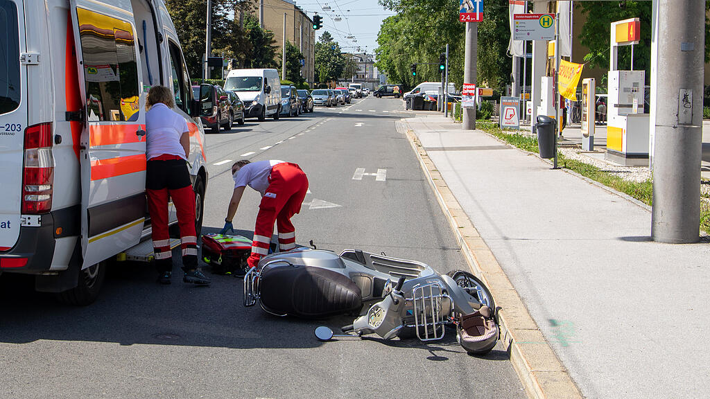 Moped contra Auto in Salzburg-Lehen