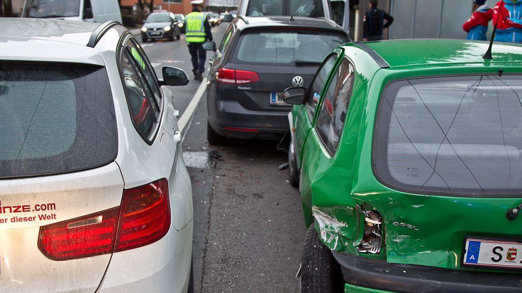 Maxglaner Hauptstraße: Vierfachcrash fordert Verletzte