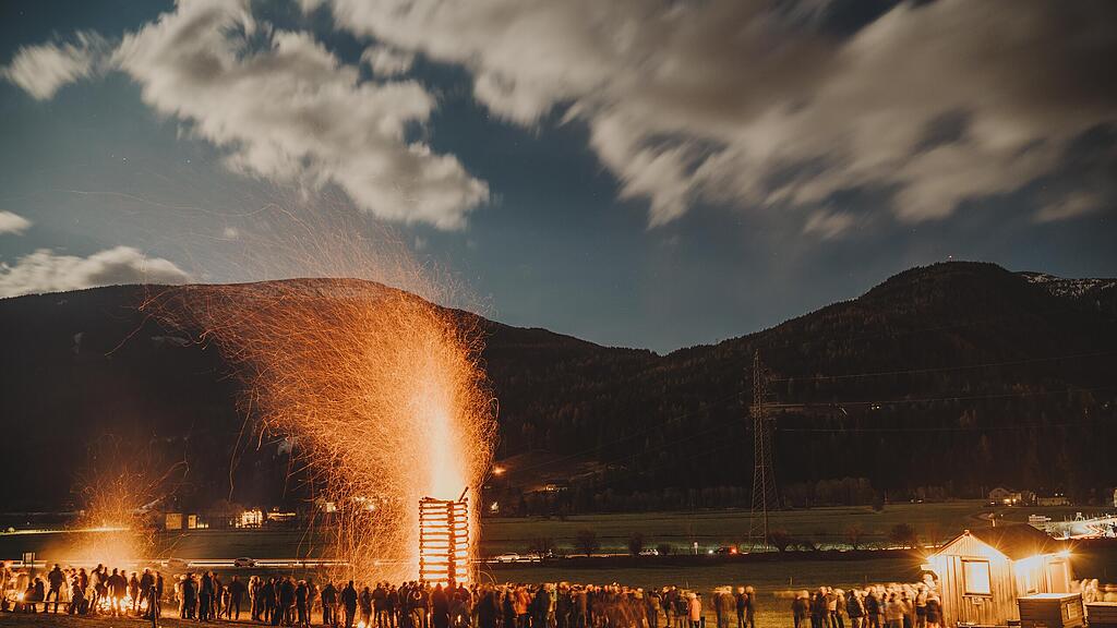 Osterfeuer im Lungau