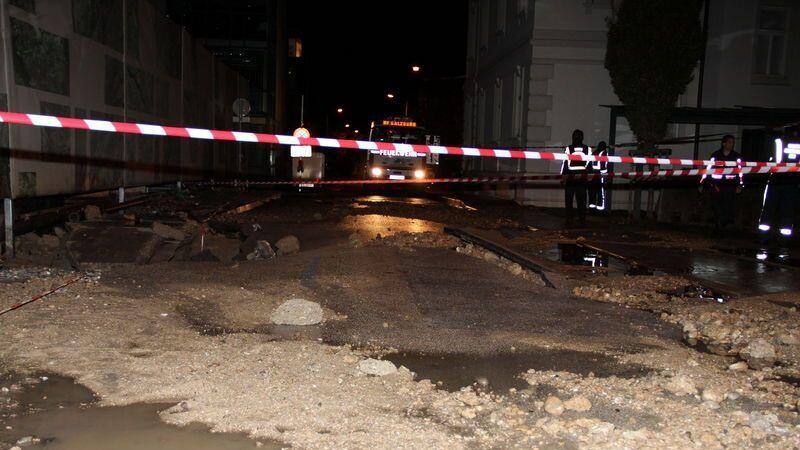 Der Schotter einer angrenzenden Baugrube wurde auf die Straße gespült.