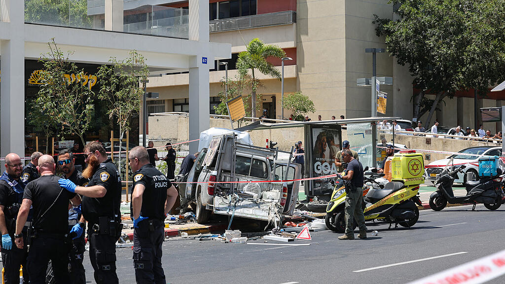 Auto in menschenmenge in Tel Aviv