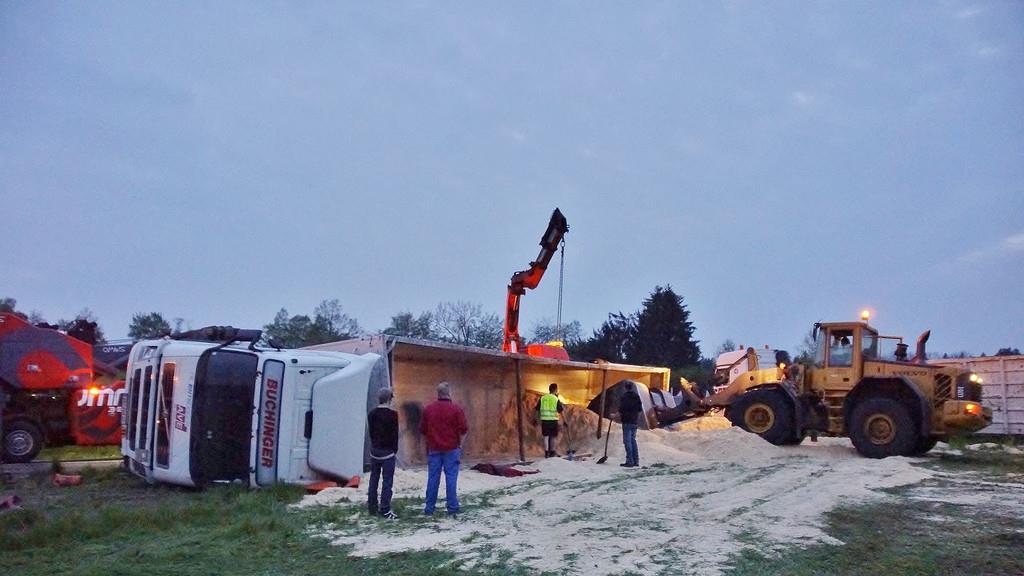 Lkw kippt auf A1 um