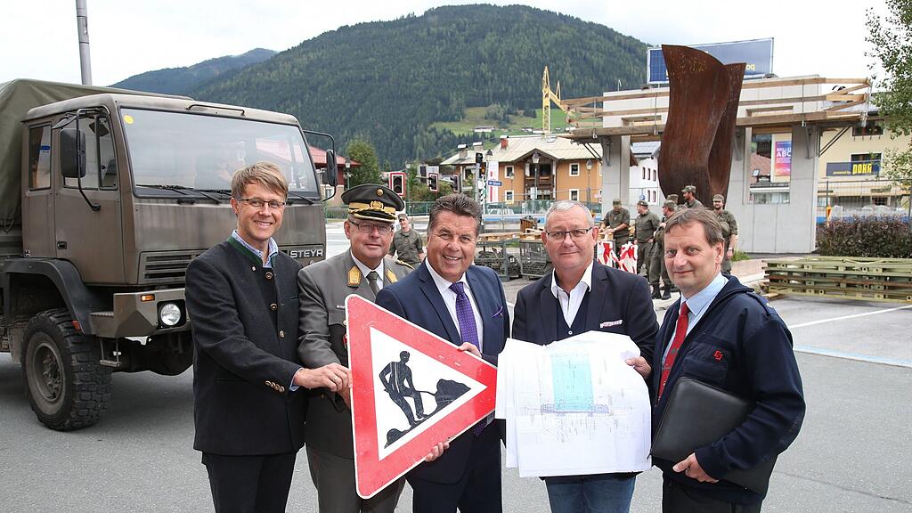 Wolfgang Mariacher Referat Brückenbau Landesbaudirektion, Brigadier Heinz Hufler Militärkommandant Salzburg, LR Hans Mayr, Bgm. Wolfgang Viertler, Walter Stramitzer Pinzgauer Lokalbahn.