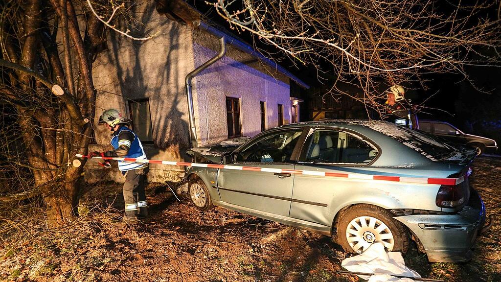 Der Fahrer des BMW wurde bei dem Unfall schwer verletzt und musste von der Feuerwehr aus dem Auto geschnitten werden.