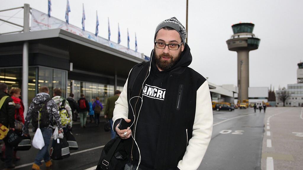 Neo-Ehemann Sido am Salzburger Flughafen.