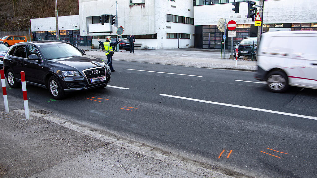 Rollstuhlfahrer contra Auto auf Schallmooser Hauptstraße