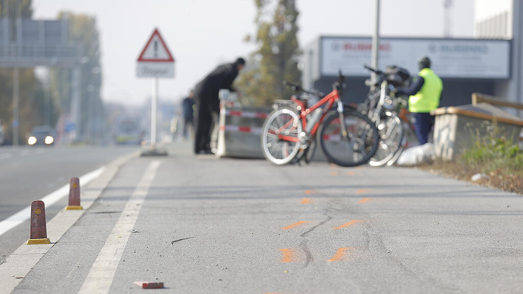 Auto stürzt in Mur