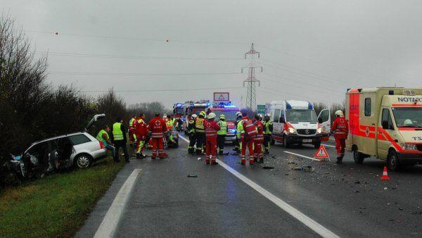 Die Unfallautos wurden in den Graben geschleudert