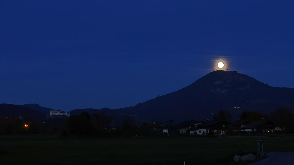 Supermond über Salzburg