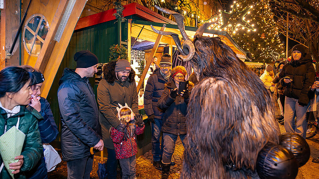 Alt Gnigler Krampusse beim Weihnachtsmarkt am Mirabellplatz