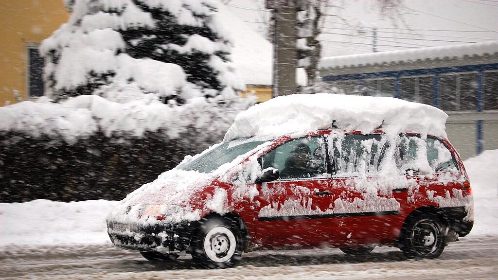 Befreit euer Autodach von Schnee und Eis.