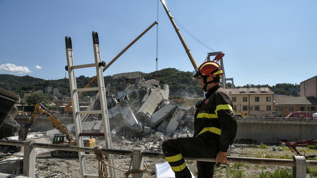 Autobahnbrücke stürzt in Genua ein: Aufräumen