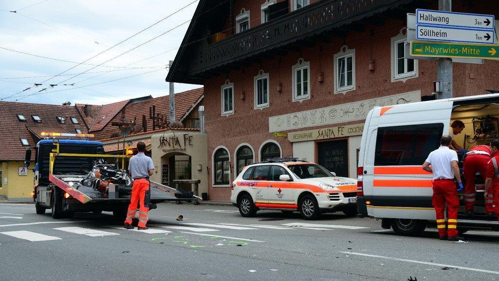 Hallwang: Biker kracht in Auto