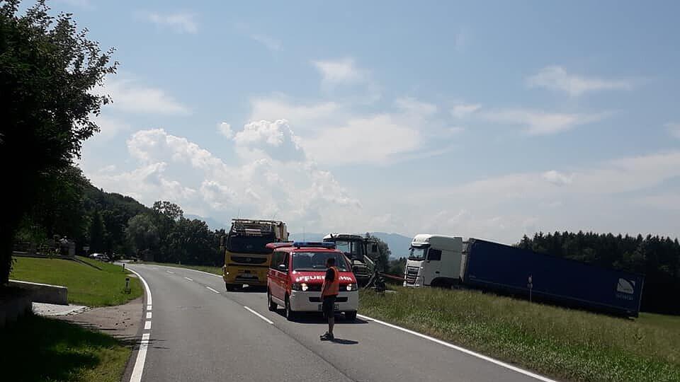 Sattelzug auf Wieße in Nussdorf